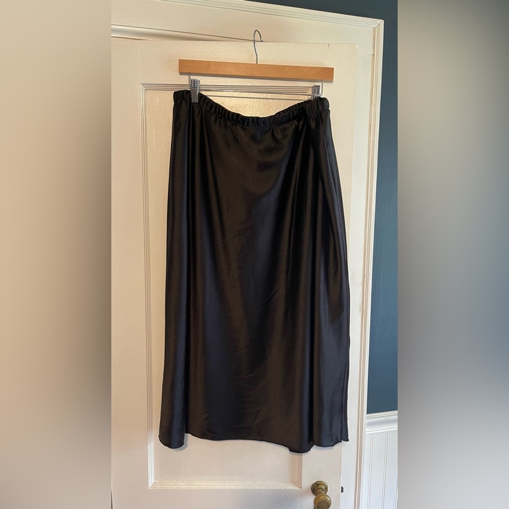 ARULA Classic Black Silk Midi Skirt